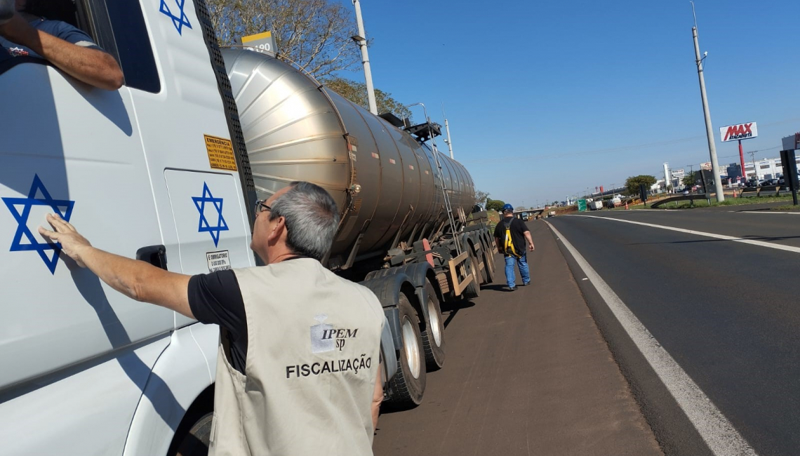Em Votuporanga, Ipem-SP fiscaliza veículos que transportam produtos perigosos e cronotacógrafos na rodovia Euclides da Cunha